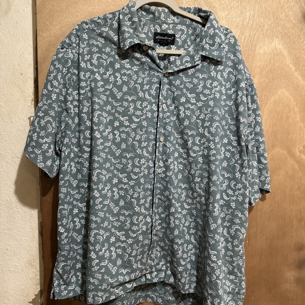Eddie Bauer Shirt Mens XL Green Paisley Floral Button Up Short Sleeves Casual